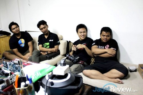 Sesi Overclocking Bareng Asus Indonesia dan Jagat OC dengan Juara AOCT 2013 Nasional 4 (Kiri ke Kanan): Toto, Bambang, dan Yudhi dari AMIKOM serta Reza dari Overheat.