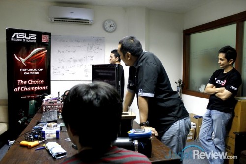 Sesi Overclocking Bareng Asus Indonesia dan Jagat OC dengan Juara AOCT 2013 Nasional 3 Bapak Setyo Ryanto dari Asus Indonesia (kanan) dan Bapak Dedy Irvan dari JagatReview (tengah) turut memberikan beberapa masukan untuk para peserta.