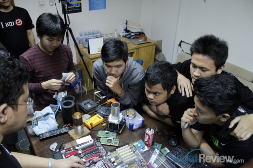 Sesi Overclocking Bareng Asus Indonesia dan Jagat OC dengan Juara AOCT 2013 Nasional 7 Demo insulasi motherboard untuk persiapan extreme overclocking dari Alva.