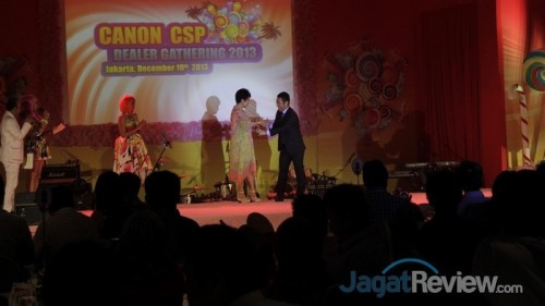 Perwakilan Canon memberikan penghargaan kepada Ibu Merry Harun dari Datascrip terkait prestasi mereka.