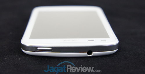 Review Acer Liquid E2: Quad-Core Terjangkau Berlayar 4,5 Inci 5 Di bagian atas Liquid E2, Anda akan menemukan tombol power sekaligus lock/unlock dan slot audio jack 3.5mm.