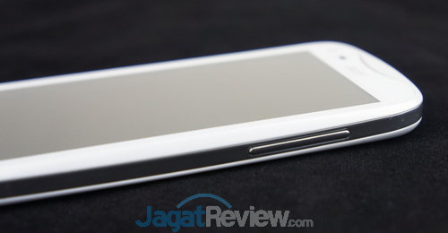 Review Acer Liquid E2: Quad-Core Terjangkau Berlayar 4,5 Inci 6 Melirik ke bagian kanan ponsel, Anda akan menemukan tombol pengaturan suara.