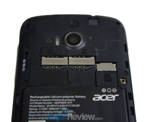 Review Acer Liquid E2: Quad-Core Terjangkau Berlayar 4,5 Inci 8 Buka cover bagian belakang, maka Anda akan melihat slot dual-SIM (Mini SIM) dan slot microSD.
