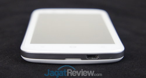 Review Acer Liquid E2: Quad-Core Terjangkau Berlayar 4,5 Inci 7 Sementara di bawah ada slot microUSB.