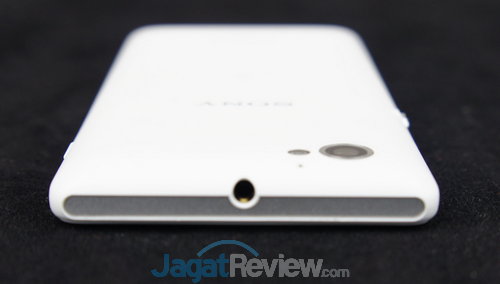 Di bagian atas smartphone, Anda akan menemukan slot audio jack 3.5mm.