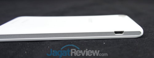 Di bagian kiri hanya terdapat slot microUSB