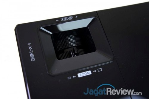 Tidak berbeda dengan kebanyakan proyektor yang ada, Viewsonic PJD7820HD memiliki mekanisme untuk mengatur zoom dan focus secara manual.