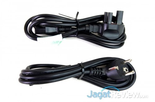 Dalam paket penjualan PJD7820HD yang kami terima, kami mendapatkan 2 kabel power, satu berkepala 2 kaki dan satu lagi berkepala 3 kaki.