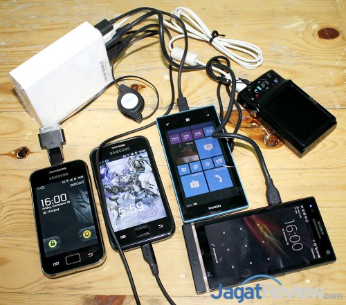 Hands-On Review: Power Bank Micropack P104-5 - Ringkas, Berkapasitas Besar dan Kaya Fitur 4 kelima output ini dapat digunakan untuk mengisi ulang lima buah devices berbeda sekaligus