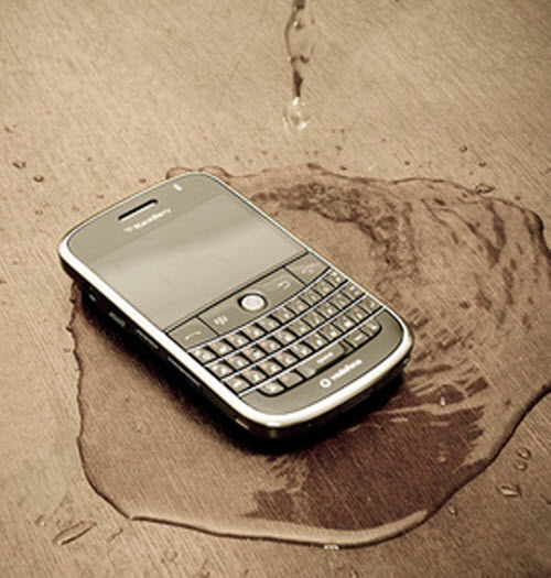 Tips: Menyelamatkan Smartphone yang Terendam Air 2 BB Tercebur