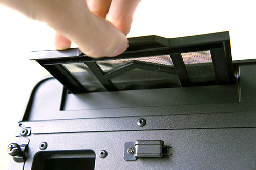 Hands-On Review Thermaltake Urban S31: Lengkap Dengan Dock Hard Disk! 13 Untuk mengeluarkannya Anda cukup menarik nya kebelakang