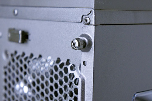 Hands-On Review Thermaltake Urban S31: Lengkap Dengan Dock Hard Disk! 27 Untuk membuka bagian samping Anda perlu membuka baut penutup pada bagian belakang