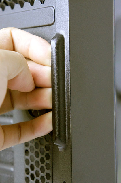 Hands-On Review Thermaltake Urban S31: Lengkap Dengan Dock Hard Disk! 29 Setelah membuka bautnya Anda dapat menarik penutup casing dari bagian tengah sisi belakang