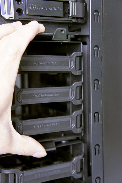 Hands-On Review Thermaltake Urban S31: Lengkap Dengan Dock Hard Disk! 39 Setelah itu Anda dapat membukanya dengan menekan 2 buah kunci pada bagian atas dan bawah drive bay