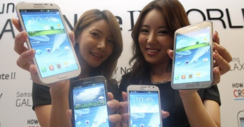 Models hold Samsung Electronics' Galaxy Note II smartphones during its unveiling ceremony in Seoul, South Korea, Wednesday, Sept. 26, 2102. The Galaxy Note II , which runs on Android 4.1 with 1.6 GHz and its goes on sale in the domestic market from Wednesday, Sept. 26 (AP Photo/Ahn Young-joon)
