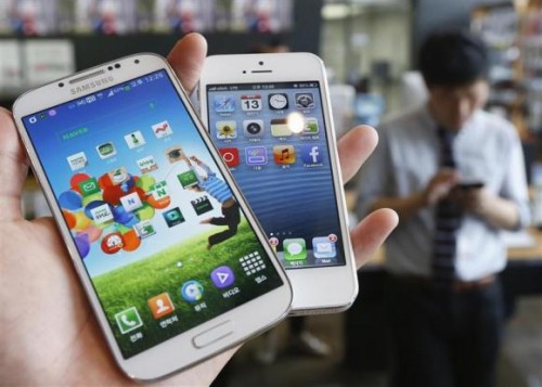 Rumor: Dua Varian Samsung Galaxy S5 Akan Diluncurkan 1 File picture illustration of Samsung Electronics' Galaxy S4 and Apple's iPhone 5 taken in Seoul