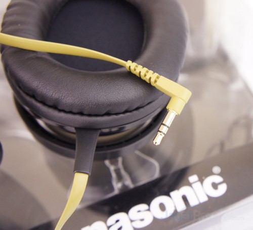 Review Headphone Panasonic RP-HX550: Nikmati Musik Secara Maksimal Diluar Ruangan 3 Ear-cup yang dilengkapi dengan bantalan busa yang dibalut dengan kulit sintetis pilihan