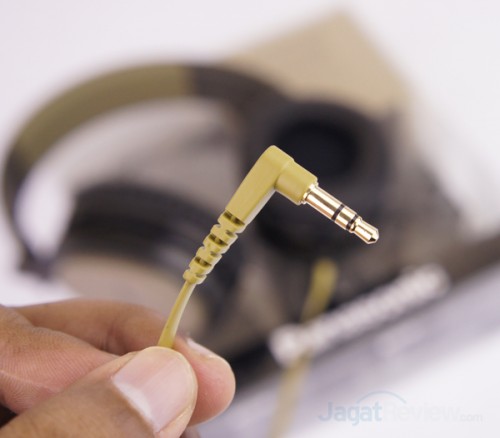 Review Headphone Panasonic RP-HX550: Nikmati Musik Secara Maksimal Diluar Ruangan 3 Penggunaan konektor jack 3.5 gold-plate, mampu menghantar musik dengan baik melalui beragam perangkat dengan platform yang berbeda