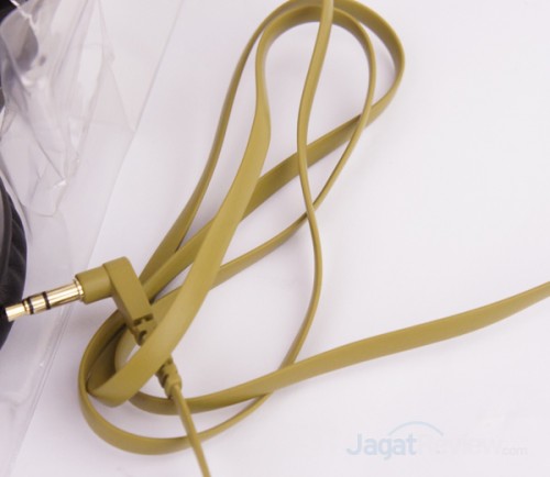 Review Headphone Panasonic RP-HX550: Nikmati Musik Secara Maksimal Diluar Ruangan 6 Kabel pipih berbentuk pasta, tidak mudah kusut meski diletakkan sembarangan didalam tas