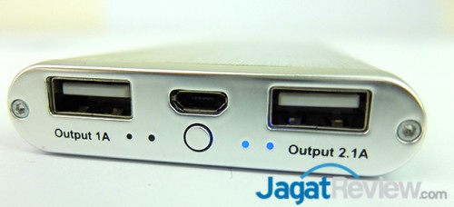 Review Power Bank PNY Power-T82: Desain Tipis dengan Daya Besar 6 terdapat 4 buah LED sebagai penanda sisa daya yang dimiliki power bank