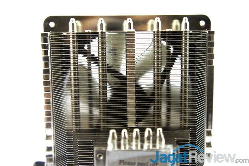Review Cooler Master GeminII S524: Heatsink dengan Kemampuan Unik 15 Jika kita melihat lebih detail, kita dapat melihat heatpipe yang melewati sirip sirip pada heatsink.
