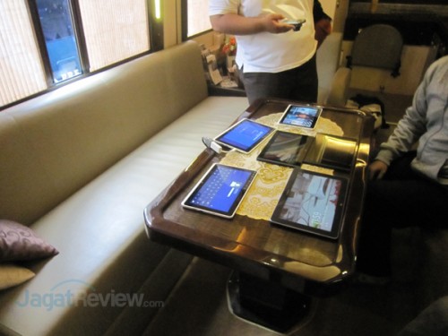 Big Bird Premium Bus, Hasil Kolaborasi Blue Bird Group dengan Microsoft 4 Ruang meeting yang dilengkapi juga dengan sarana pantry, kulkas mini, koneksi WiFi, dan toilet