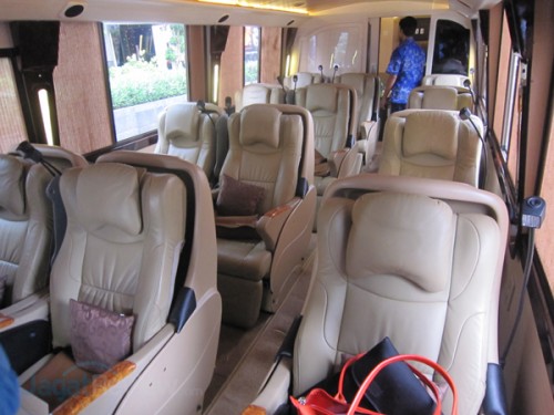 Big Bird Premium Bus, Hasil Kolaborasi Blue Bird Group dengan Microsoft 3 Tersedia 12 kursi model First Class, lengkap dengan alat memijat di punggung