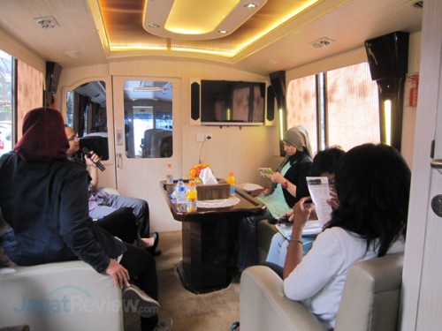 Big Bird Premium Bus, Hasil Kolaborasi Blue Bird Group dengan Microsoft 5 Tersedia juga layar LCD besar yang bisa dimanfaatkan untuk keperluan meeting.