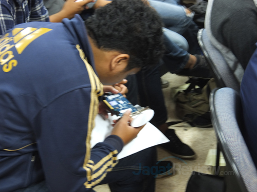 Rangkaian Teknologi Terbaru yang Diperkenalkan di Universitas Pancasila 6 Salah satu peserta sedang melihat VGA Card Asus GeForce GT 630 64-bit