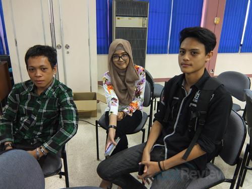 Kiri-Kanan: Rahmat, Putri, Reza, ketiga mahasiswa dari Fakultas Teknik Universitas Pancasila beristirahat setelah mengikuti kompetisi mini overclocking dalam acara Techno Update 2014