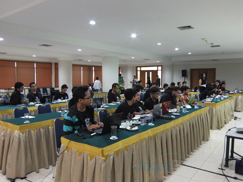 Ratusan Developer Siap Dukung Ekosistem Nokia X 3 Para developer yang hadir sedang menyimak pelatihan untuk mengenal Nokia X Development, Nokia In App Payment, In-App Analytics, dan HERE Maps dari GITS Indonesia.