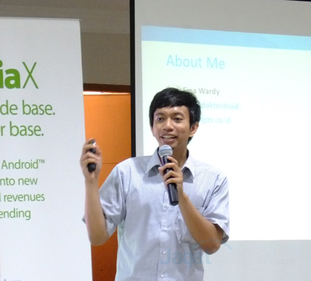 Ratusan Developer Siap Dukung Ekosistem Nokia X 2 Ibnu Sina Wardy, Trainer dari Android Developer Experts, GITS Indonesia, sedang memberikan pelatihan kepada para developer