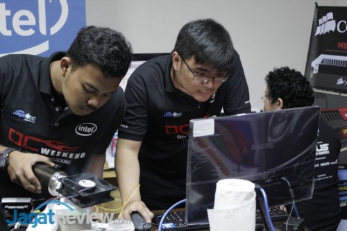 Turnamen Mini di OC Weekend: Asus 4 Team B: Iqbal Rizki (kiri) & Stephanus Salomo (kanan)