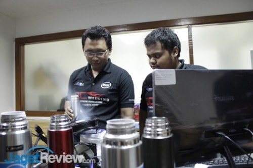 Turnamen Mini di OC Weekend: Asus 6 Team C: Ali Mukhtar (kiri) dan Reza Afrian (kanan)