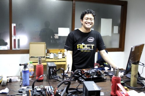 Alva, kapten tim Jagat OC, memimpin sesi persiapan event.