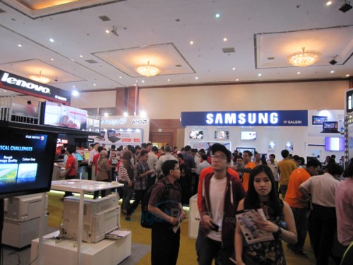 Suasana pameran hari pertama 1