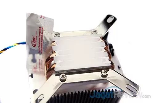 Tes Perbandingan 11 Heatsink Prosesor Murah 7 Kami menemukan masalah penggunaan thermal paste pada base heatsink yang bergelombang, terlihat bahwa thermal paste tidak secara maksimal menutup base heatsink