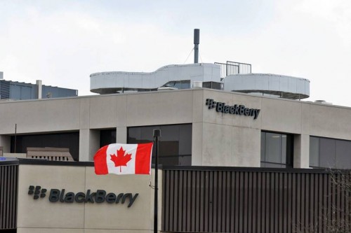 Blackberry Berhasil Menguangkan Real Estate-nya 1 Blackberry Waterloo HQ and Canadian Flag