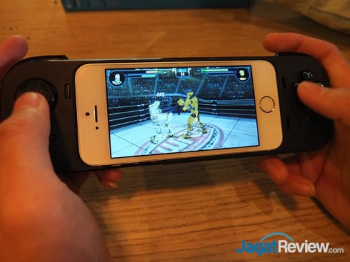 Mengenal Logitech G Powershell Controller + Battery Lebih Jauh 7 Logitech G Powershell ketika digunakan untuk bermain game