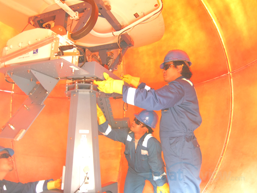 Lintasarta Sea Star, Solusi Komunikasi di Perairan untuk Industri Migas Indonesia 2 Para teknisi dari Lintasarta sedang memperagakan pengecekan antenna berdiameter 2,4 meter didalam kubah radar (radome).