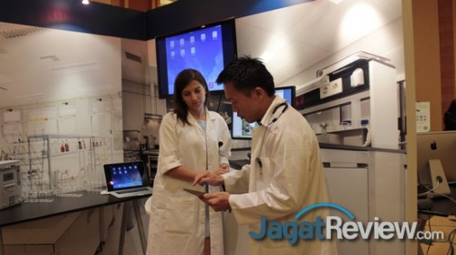 Demo akses virtual desktop melalui tablet.
