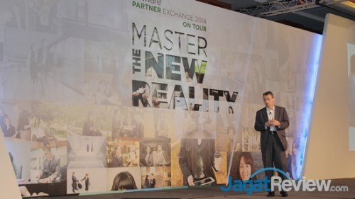 CEO VMware memberikan sambutan pembuka acara PEX On Tour di Singapura.