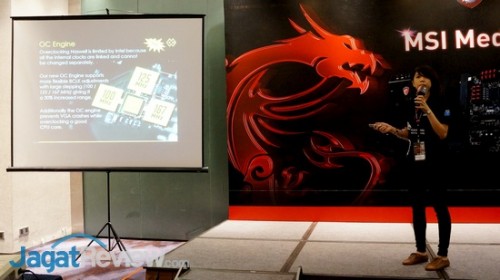Maxine Chang dari MSI ketika memperkenalkan fitur-fitur baru di motherboard Classic Series dan Overclocking Series dari MSI.