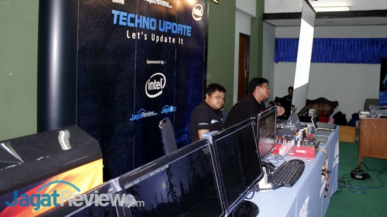 Teknologi Baru nan Menarik Diperkenalkan di UPN Veteran Jakarta! 3 Reza dan Gatot membantu Alva dalam menjalankan sesi perkenalan teknologi terbaru.