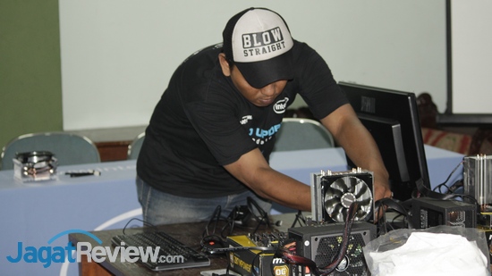 Teknologi Baru nan Menarik Diperkenalkan di UPN Veteran Jakarta! 6 Sembari menunggu sesi perkenalan teknologi selesai, tim Jagat Review yang lain menyiapkan area workshop overclocking.