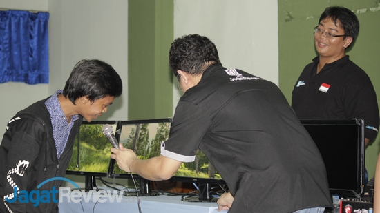 Teknologi Baru nan Menarik Diperkenalkan di UPN Veteran Jakarta! 4 Komputer gaming boros daya? Tidak juga! Peserta Techno Update di UPN Veteran telah membuktikan bahwa PC dengan daya rendah pun bisa menjalankan game berat dengan lancar di 3 monitor.