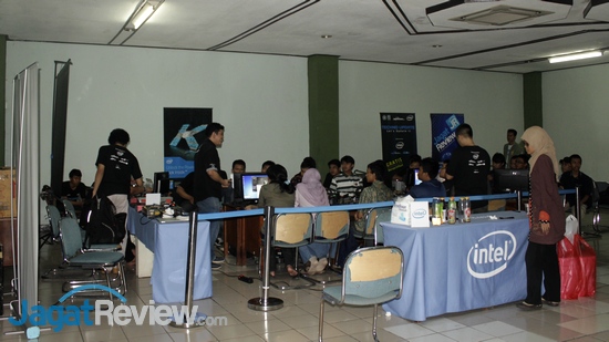 Berkenalan dengan Overclocking di Techno Update UPN Veteran Jakarta 1 Alva Jonathan dan tim JagatOC memberikan penjelasan terkait dasar overclocking.