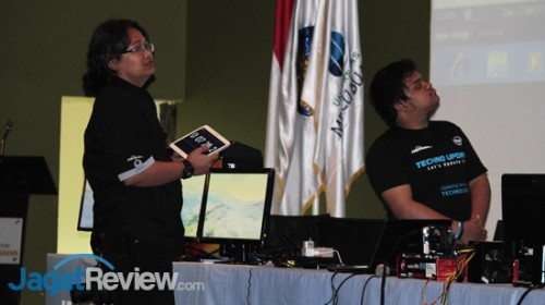 Jagat Review Kenalkan Teknologi IT Terkini di Univ. Mercu Buana 5 Tim Jagat Review langsung menjalankan benchmark untuk melihat perbandingan kemampuan SSD dengan HDD.
