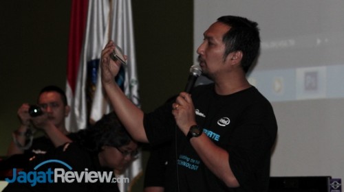 Jagat Review Kenalkan Teknologi IT Terkini di Univ. Mercu Buana 4 Dedy Irvan memperkenalkan SSD.