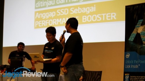 Jagat Review Kenalkan Teknologi IT Terkini di Univ. Mercu Buana 6 Tim Jagat Review juga menunjukkan efek penggunaan SSD untuk respon cepat dari laptop.